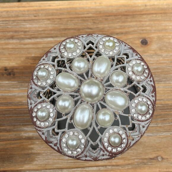 Vintage, metal container with decorated w/pearls & sparkles Lis, 3.4x4.25 in - Picture 5 of 8